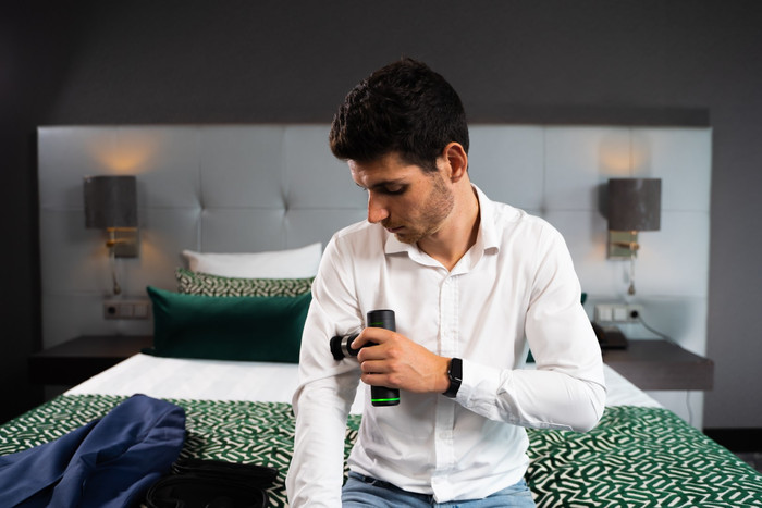 Tunturi Massage Gun Mini product in gebruik