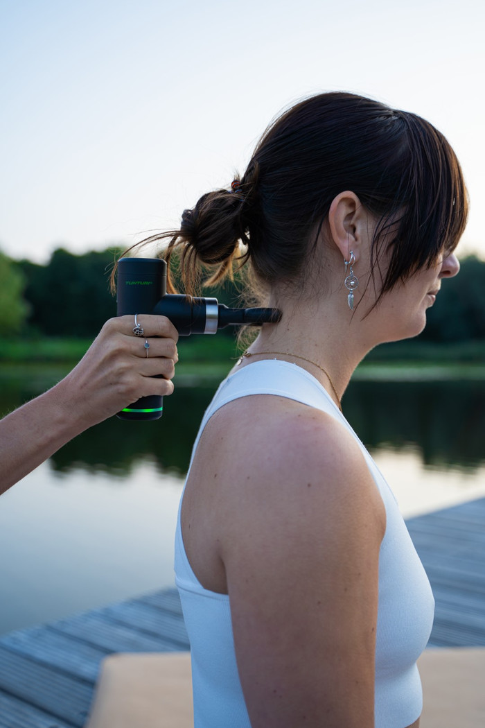 Tunturi Massage Gun Mini product in gebruik