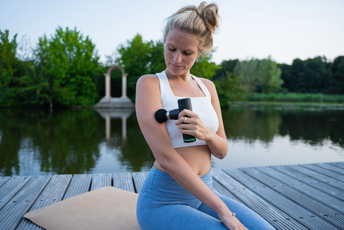 Tunturi Massage Gun Mini product in gebruik