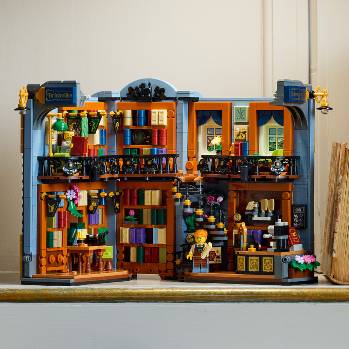 LEGO Icons Boekensteun: Boekhandel 11379 product in gebruik