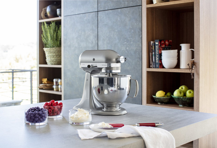 KitchenAid Artisan Mixer 5KSM125 Contourzilver product in gebruik