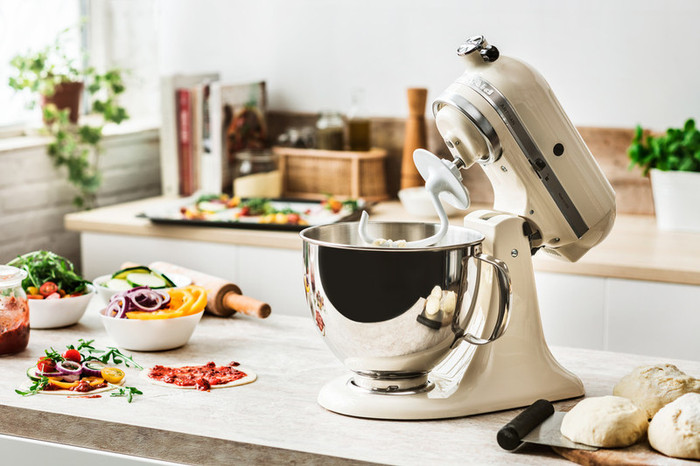 KitchenAid Artisan Mixer 5KSM175PS Amandelwit product in gebruik