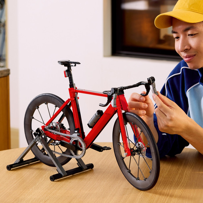 LEGO Icons Racefiets 11380 product in gebruik