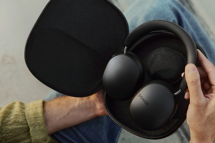 Sonos Ace Zwart + BlueBuilt Power Delivery Oplader met Usb C product in gebruik
