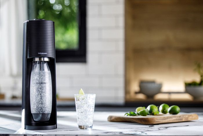 SodaStream TERRA Schwarz produkt in gebrauch