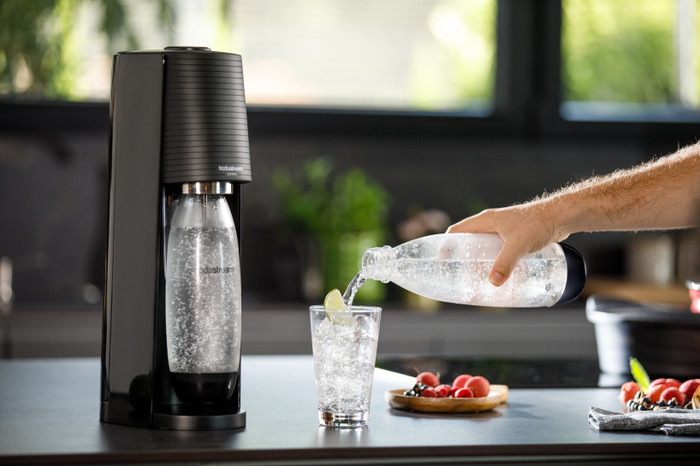 SodaStream TERRA Schwarz produkt in gebrauch