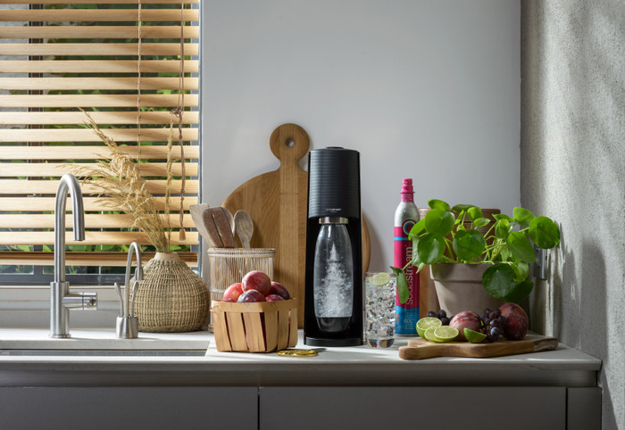 SodaStream TERRA Schwarz produkt in gebrauch