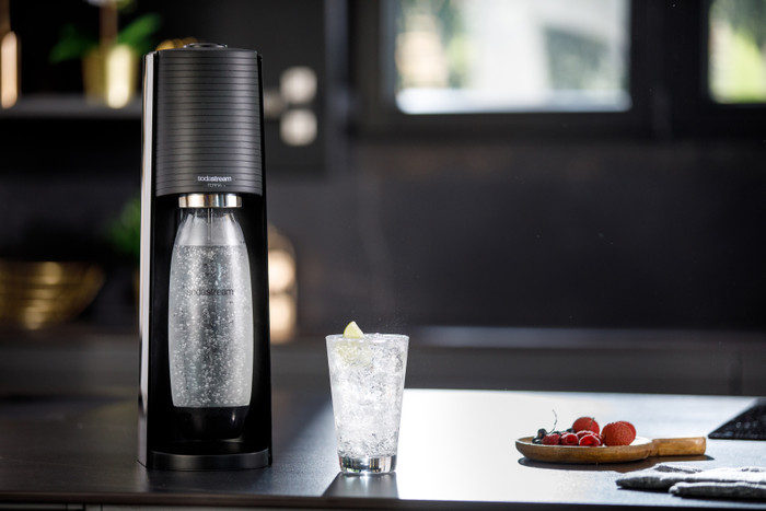 SodaStream TERRA Schwarz produkt in gebrauch