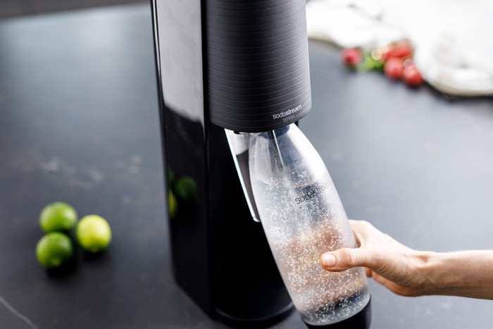 SodaStream TERRA Schwarz produkt in gebrauch