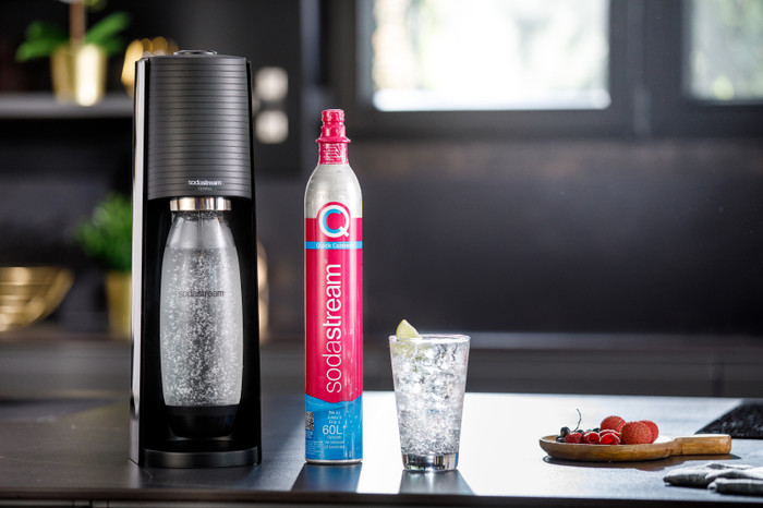 SodaStream TERRA Schwarz produkt in gebrauch