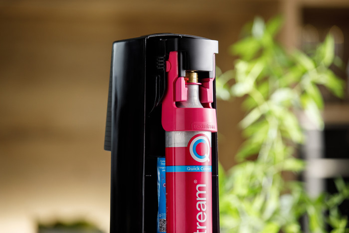 SodaStream TERRA Schwarz produkt in gebrauch