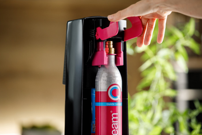SodaStream TERRA Schwarz produkt in gebrauch