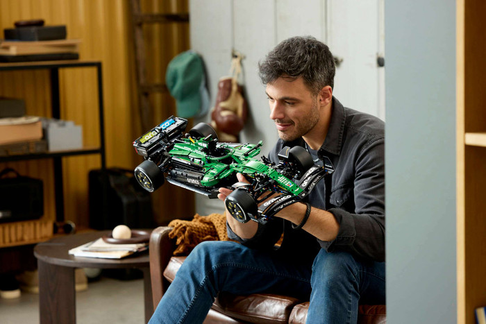 LEGO Technic Aston Martin Aramco AMR25 F1 auto 42240 product in gebruik
