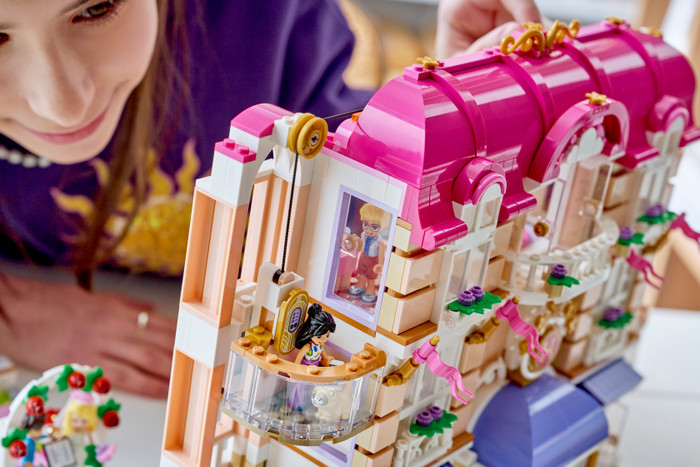 LEGO Friends Heartlake City Grand Hotel 42704 product in gebruik