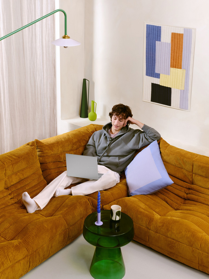 ASUS Vivobook S16 OLED Copilot+ PC S3607AA-SH016W product in gebruik