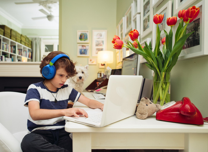 JBL JR460NC Blue product in use