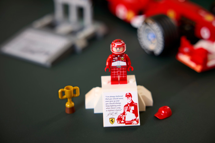 LEGO Icons F1 Ferrari met Michael Schumacher 11375 product in gebruik