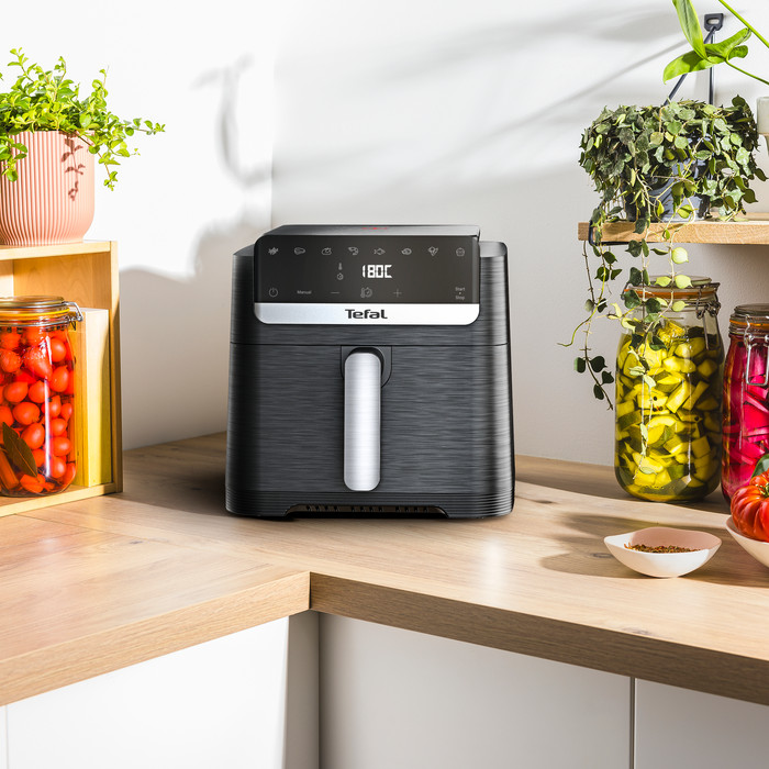 Tefal Easy Fry Mega Compact EY8618 product in gebruik