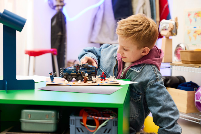 LEGO Marvel Spider-Man achtervolging van gevangenistransport 76349 product in gebruik