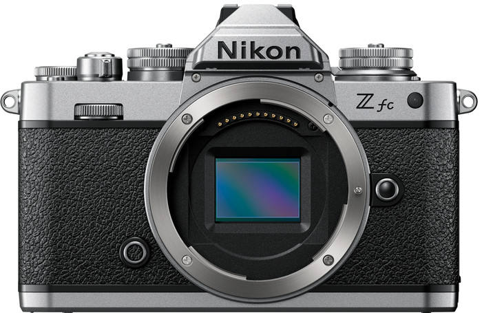 Nikon Z fc + Nikkor Z DX 18-140 VR vorne