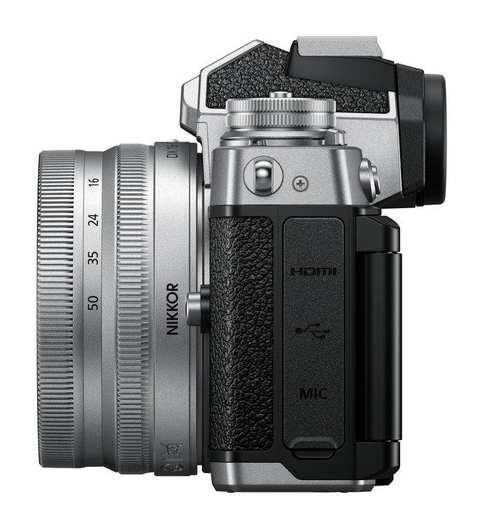 Nikon Z fc + Nikkor Z DX 18-140 VR linke seite