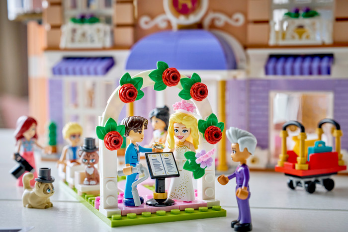 LEGO Friends Heartlake City Grand Hotel 42704 product in gebruik