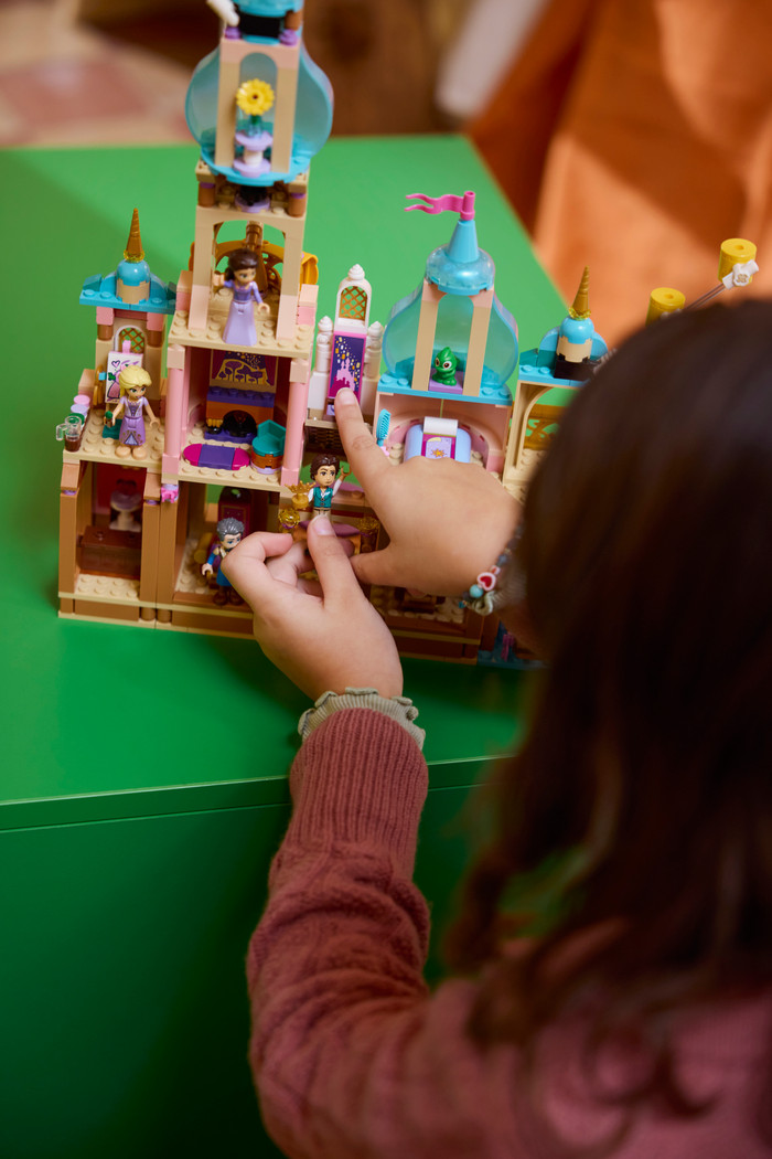 LEGO Disney Rapunzels Kasteel 43297 product in gebruik