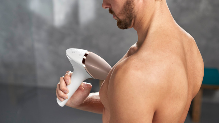 Philips Lumea IPL 9000 Series BRI955/00 product in use