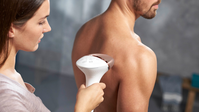 Philips Lumea IPL 9000 Series BRI955/00 product in use
