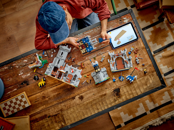 LEGO Creator 3-in-1 Middeleeuws Kasteel met Ridders te Paard 31168 product in gebruik