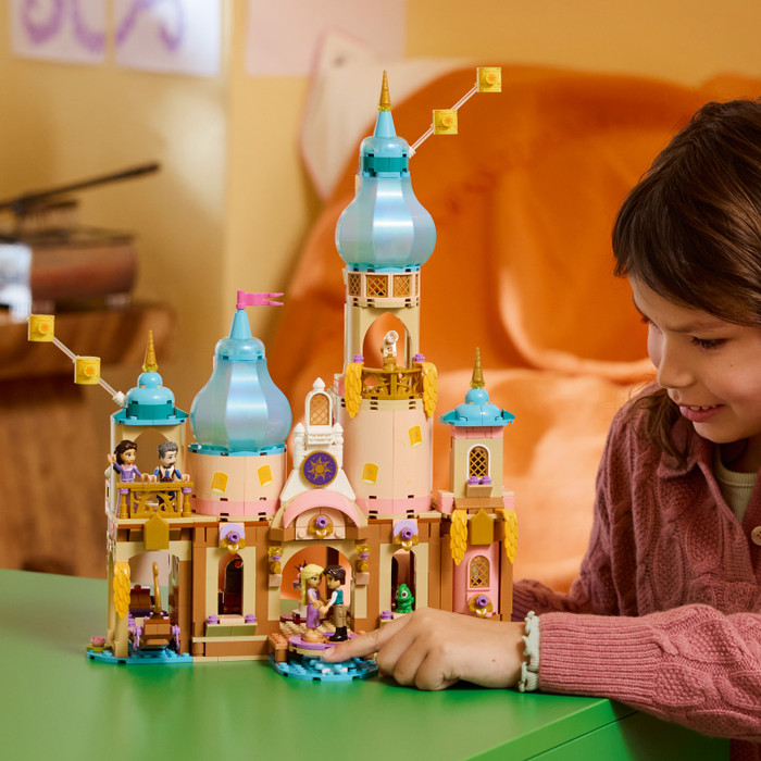LEGO Disney Rapunzels Kasteel 43297 product in gebruik