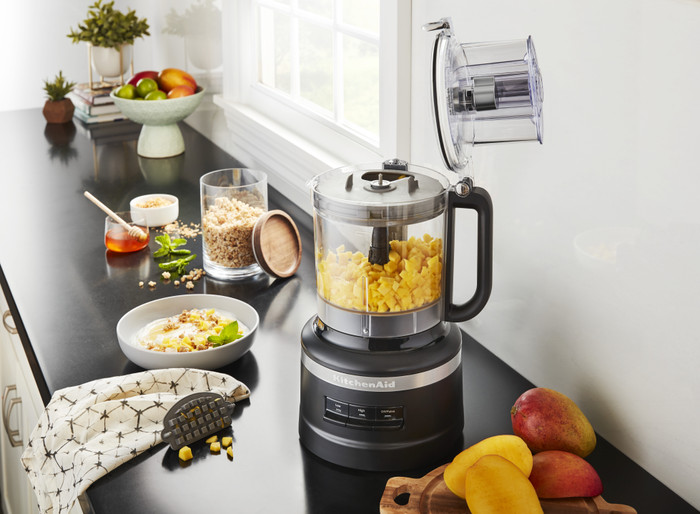 KitchenAid 5KFP1319EBM Matzwart product in gebruik