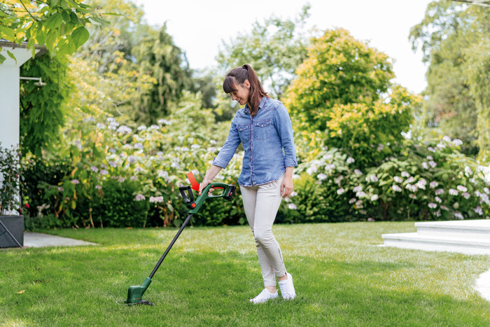 Bosch Easygrasscut 18-230 product in gebruik