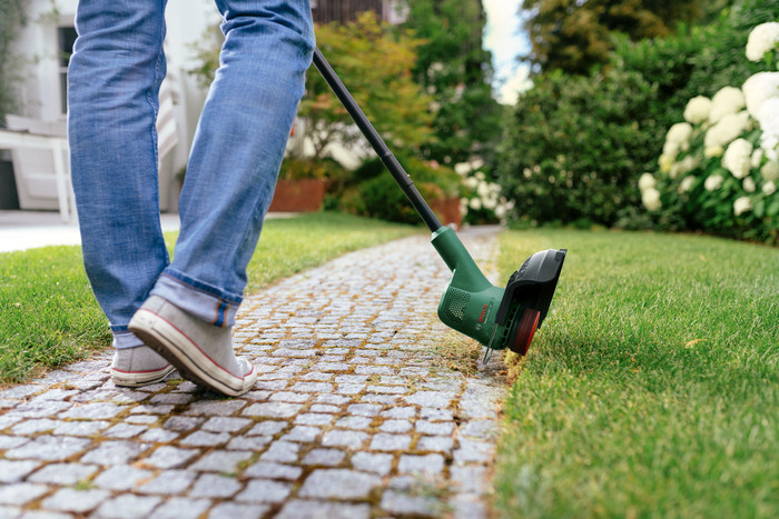 Bosch Easygrasscut 18-230 product in gebruik