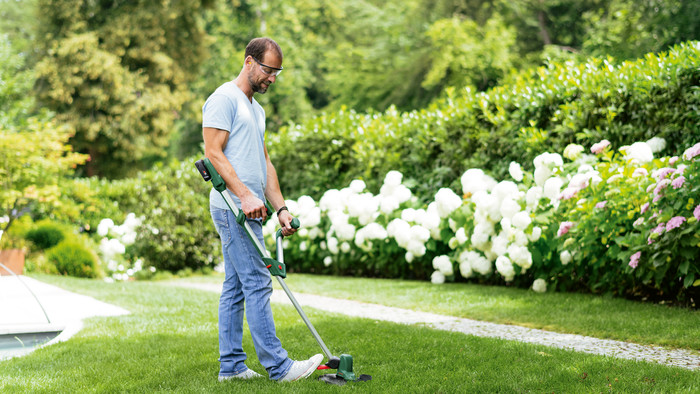 Bosch UniversalGrassCut 18 (zonder accu) product in gebruik