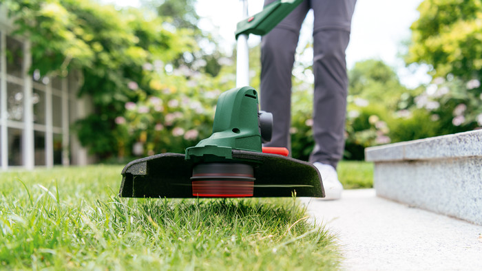 Bosch UniversalGrassCut 18 (zonder accu) product in gebruik