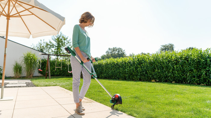 Bosch UniversalGrassCut 18 (zonder accu) product in gebruik