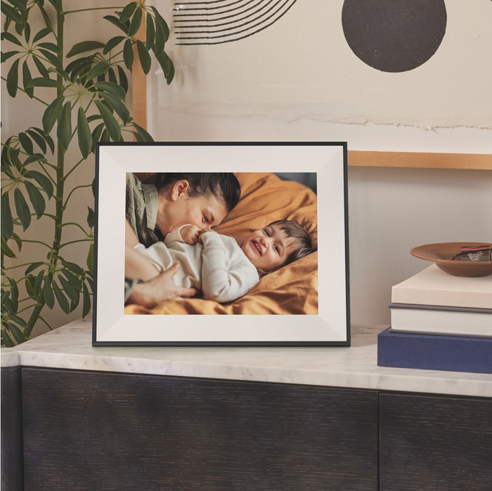 Aura Frames Aspen Zwart product in gebruik