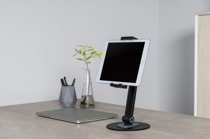 Neomounts DS15-540BL1 Tablethouder Zwart product in gebruik