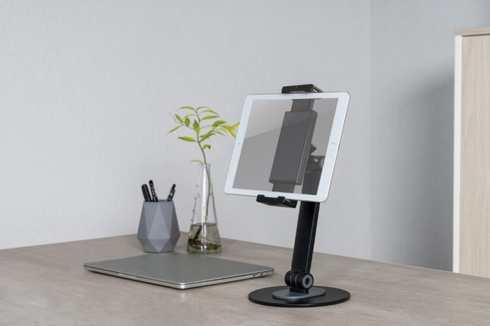 Neomounts DS15-540BL1 Tablethouder Zwart product in gebruik