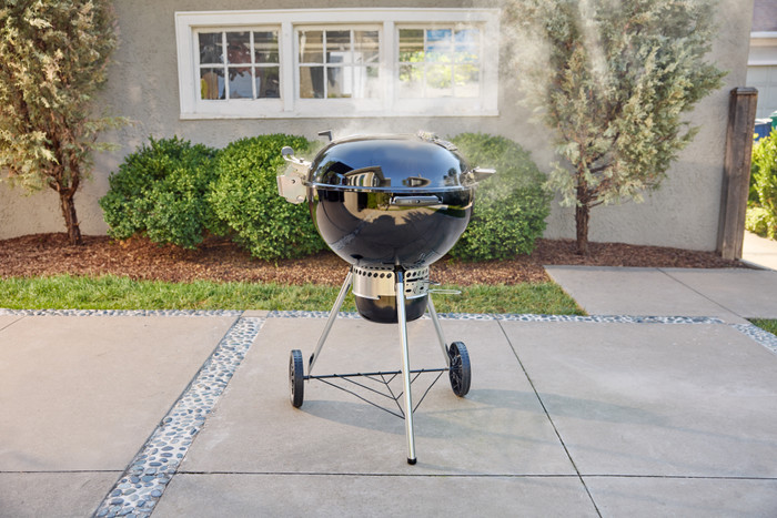 Weber Master-Touch Premium E-5770 Zwart + Weber Premium Hoes 57 centimeter product in gebruik