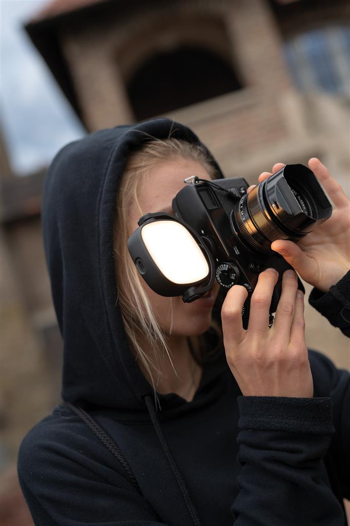 Dörr LED Video Light MVL-77 product in use