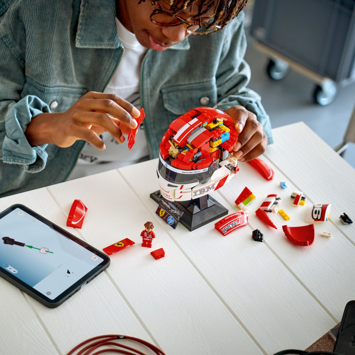 LEGO Editions Scuderia Ferrari HP helm van Charles Leclerc 43014 product in gebruik