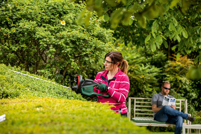 Bosch Advanced hedgecut 70 product in gebruik