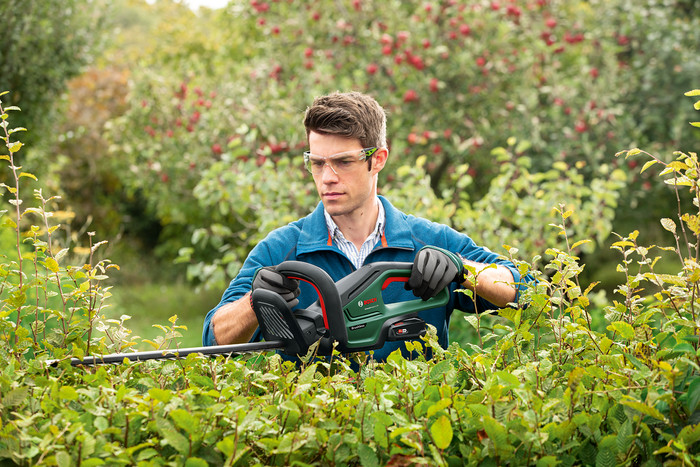 Bosch UniversalHedgeCut 18v-50 product in use