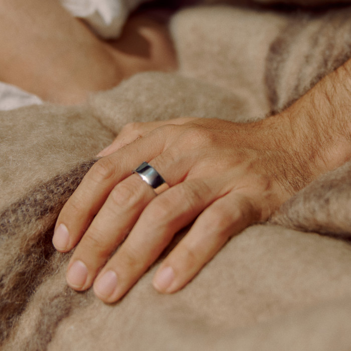Oura Ring 4 Maat 6 Zilver product in gebruik