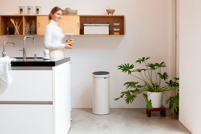 Brabantia Touch Bin 30 Liter Soft Beige product in gebruik