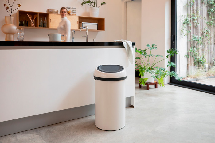 Brabantia Touch Bin 60 Liter Soft Beige product in gebruik