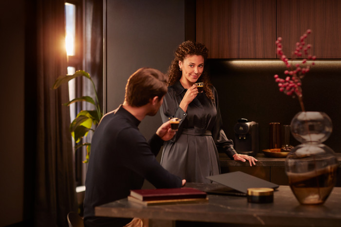 Philips L'OR Barista Sublime LM9012/60 Zwart product in gebruik