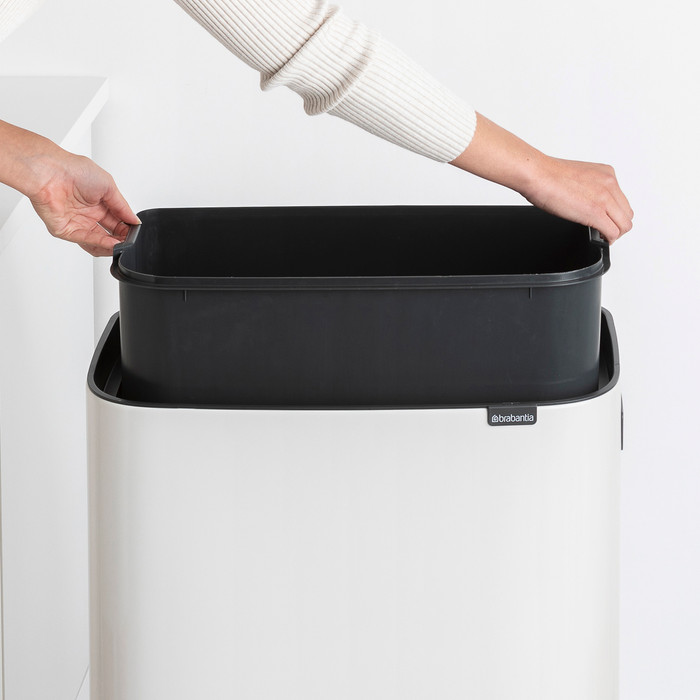Brabantia Bo Touch Bin Hi Prullenbak - 60 l - wit product in gebruik